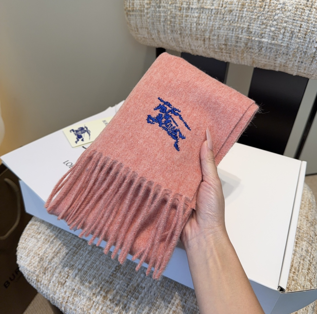 巴宝莉围巾❗️好看的要疯掉了，太有型太有魅力了❗️❗️非常斯文时尚的秋冬单品！真的很喜欢，非常Class