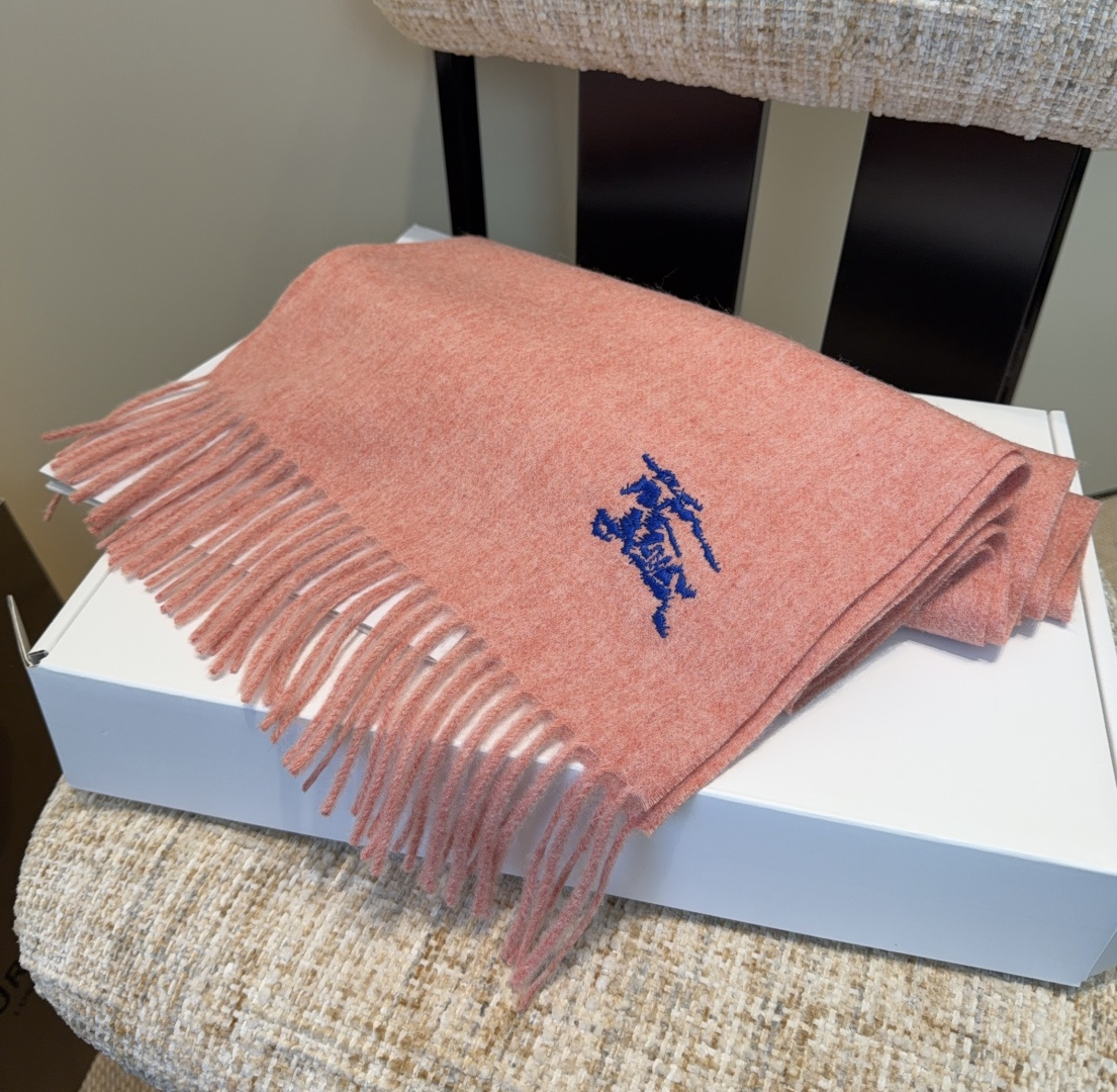 巴宝莉围巾❗️好看的要疯掉了，太有型太有魅力了❗️❗️非常斯文时尚的秋冬单品！真的很喜欢，非常Class