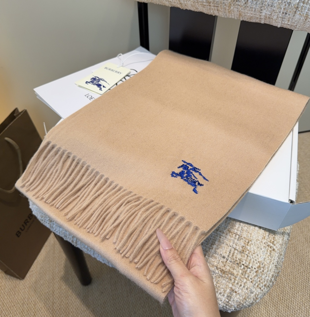 巴宝莉围巾❗️好看的要疯掉了，太有型太有魅力了❗️❗️非常斯文时尚的秋冬单品！真的很喜欢，非常Class