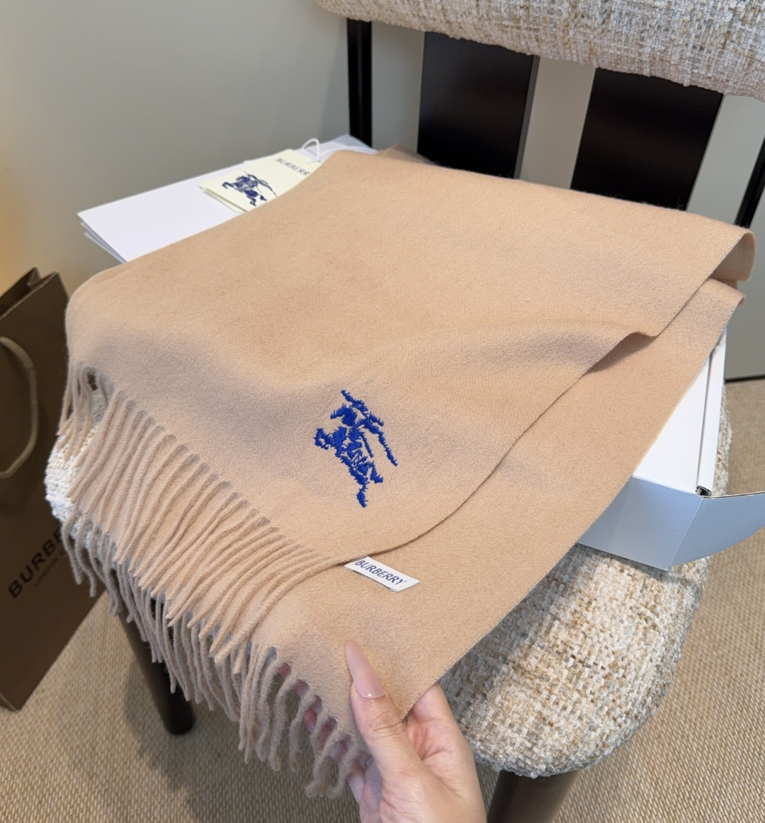 巴宝莉围巾❗️好看的要疯掉了，太有型太有魅力了❗️❗️非常斯文时尚的秋冬单品！真的很喜欢，非常Class