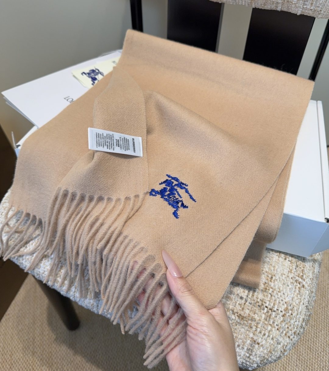 巴宝莉围巾❗️好看的要疯掉了，太有型太有魅力了❗️❗️非常斯文时尚的秋冬单品！真的很喜欢，非常Class