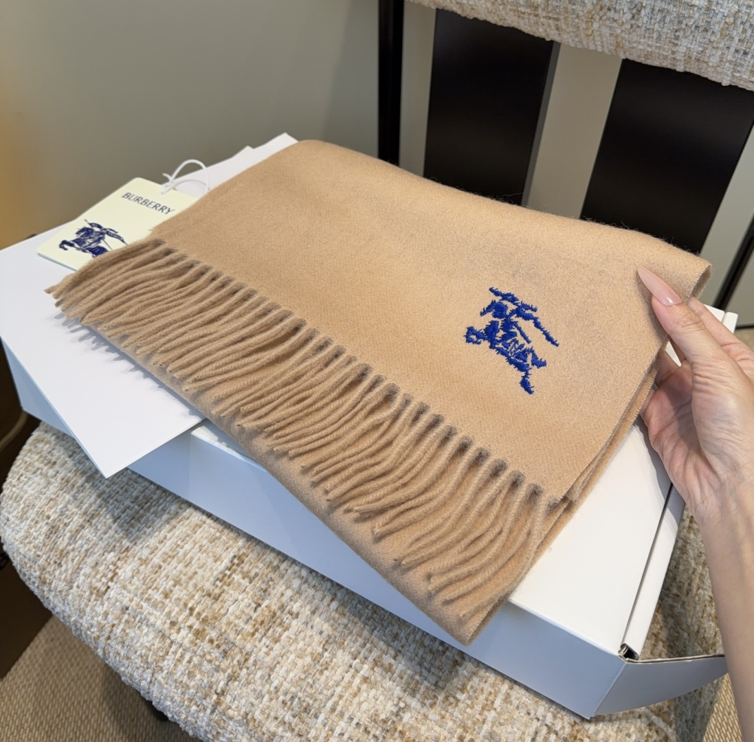 巴宝莉围巾❗️好看的要疯掉了，太有型太有魅力了❗️❗️非常斯文时尚的秋冬单品！真的很喜欢，非常Class