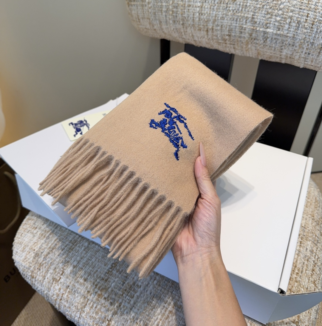 巴宝莉围巾❗️好看的要疯掉了，太有型太有魅力了❗️❗️非常斯文时尚的秋冬单品！真的很喜欢，非常Class