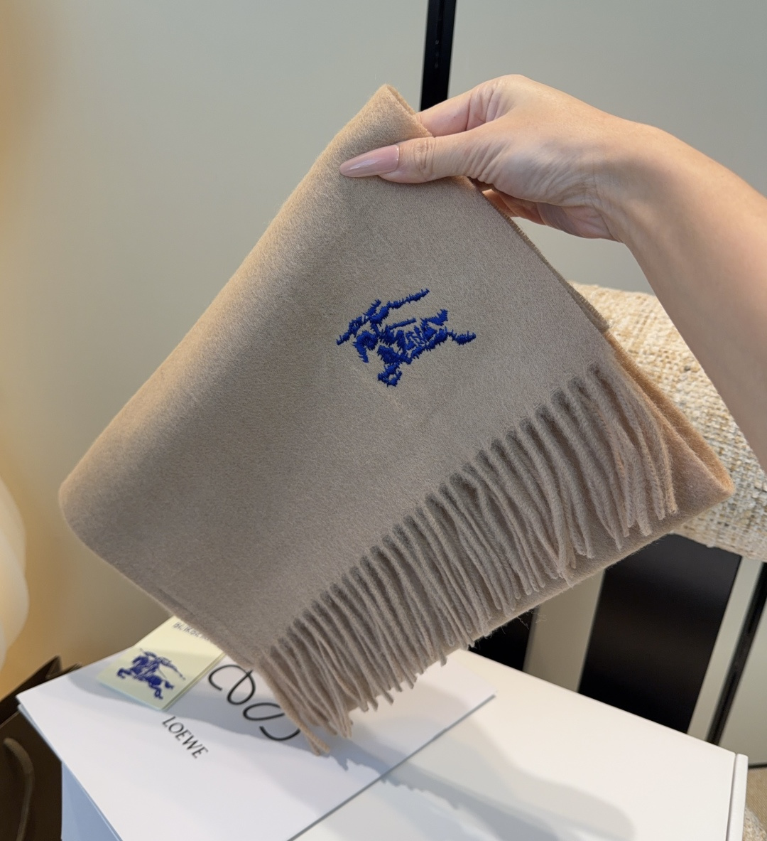 巴宝莉围巾❗️好看的要疯掉了，太有型太有魅力了❗️❗️非常斯文时尚的秋冬单品！真的很喜欢，非常Class