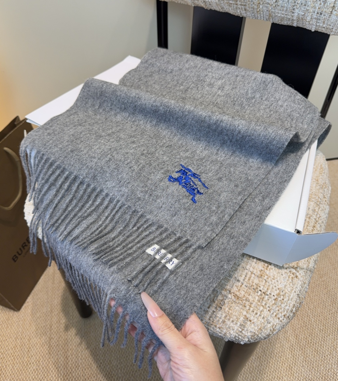 巴宝莉围巾❗️好看的要疯掉了，太有型太有魅力了❗️❗️非常斯文时尚的秋冬单品！真的很喜欢，非常Class