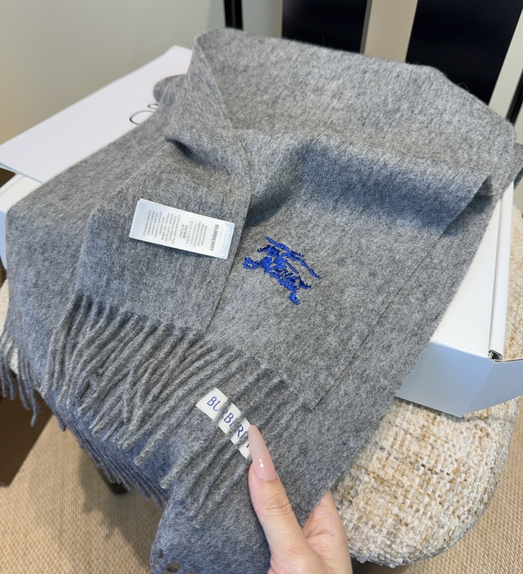 巴宝莉围巾❗️好看的要疯掉了，太有型太有魅力了❗️❗️非常斯文时尚的秋冬单品！真的很喜欢，非常Class