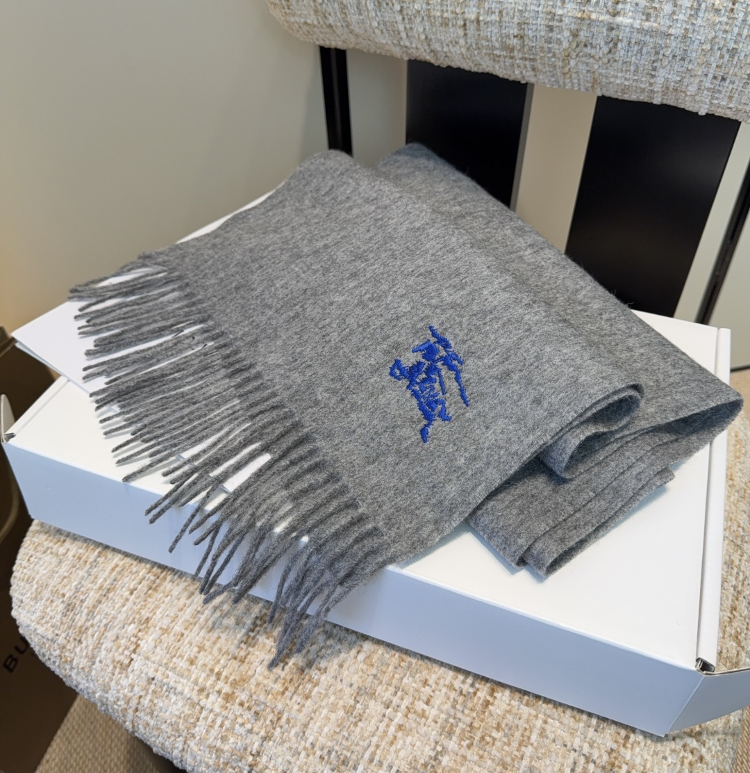 巴宝莉围巾❗️好看的要疯掉了，太有型太有魅力了❗️❗️非常斯文时尚的秋冬单品！真的很喜欢，非常Class