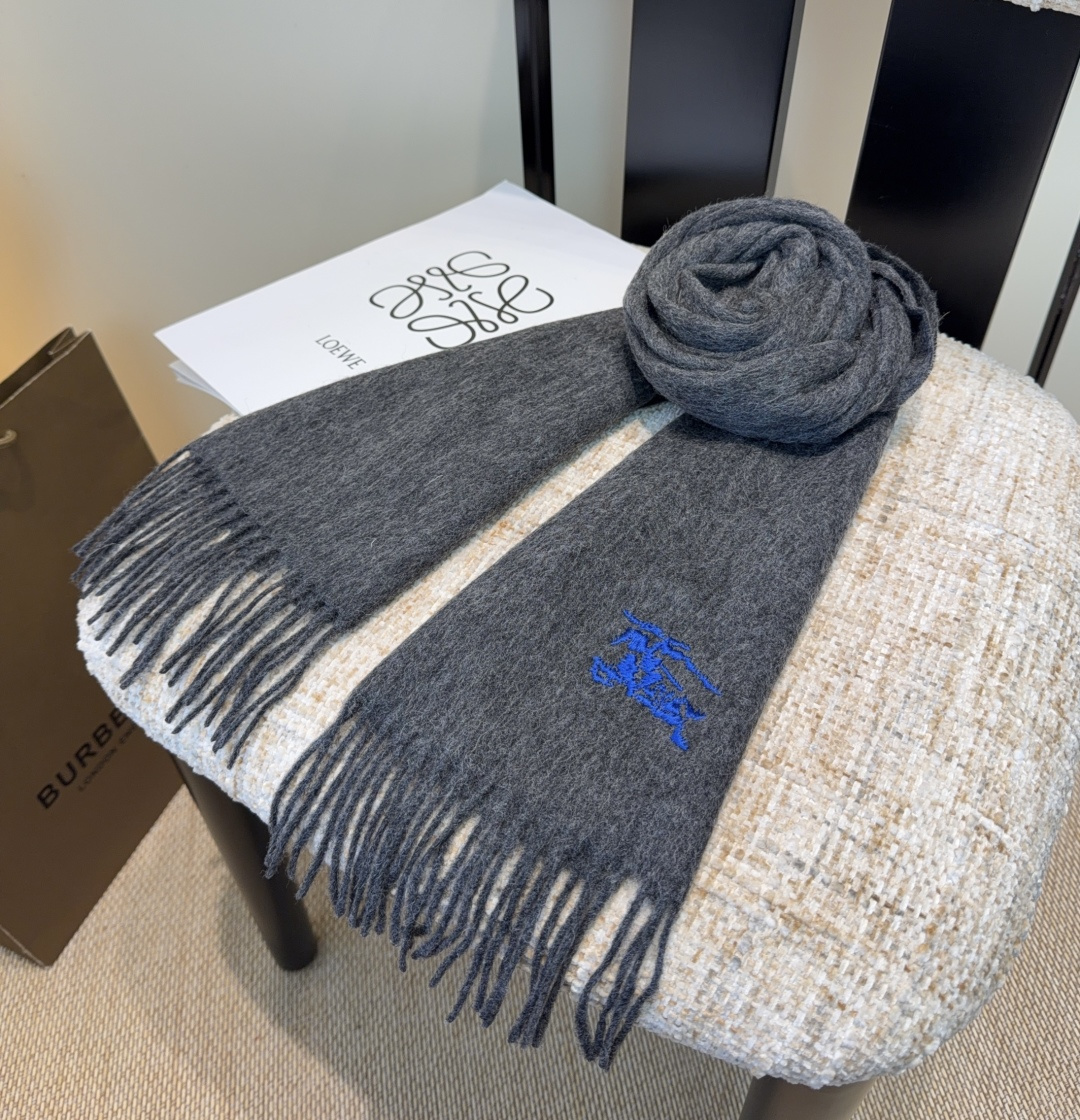 巴宝莉围巾❗️好看的要疯掉了，太有型太有魅力了❗️❗️非常斯文时尚的秋冬单品！真的很喜欢，非常Class