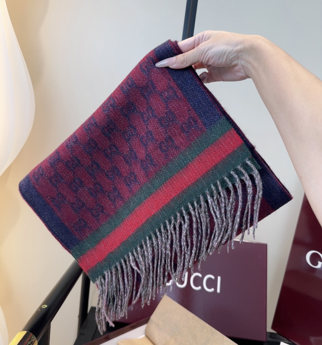 Gucci。原单！重磅推荐！新款围巾！低调的奢侈感。极品柔美精英高手级别的时髦感围巾！这款Gucci羊绒