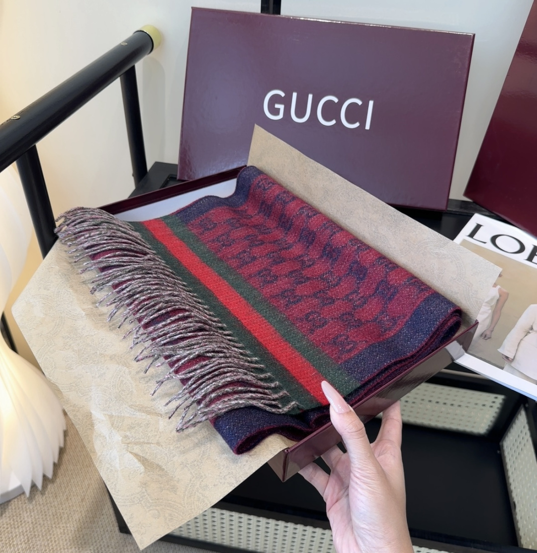 Gucci。原单！重磅推荐！新款围巾！低调的奢侈感。极品柔美精英高手级别的时髦感围巾！这款Gucci羊绒