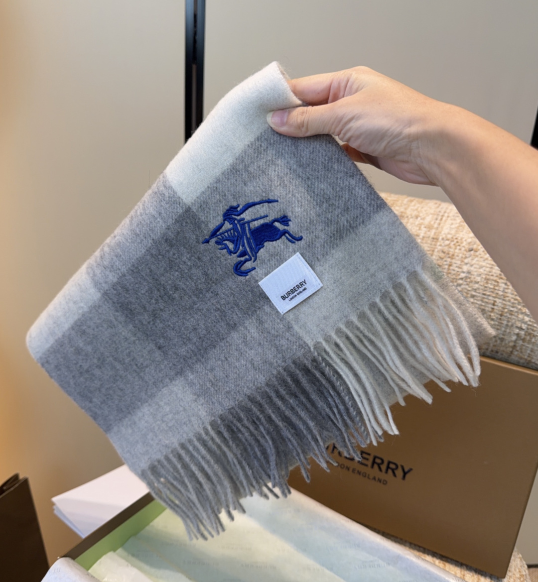 Burberry · 巴宝莉围巾❗️好看的要疯掉了，太有型太有魅力了❗️❗️非常斯文时尚的秋冬单品！真的