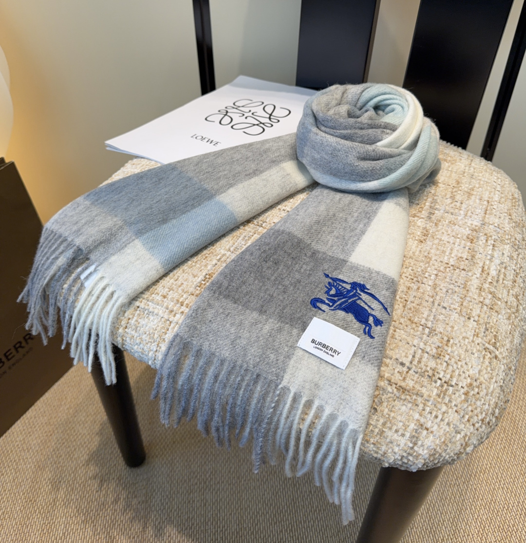 Burberry · 巴宝莉围巾❗️好看的要疯掉了，太有型太有魅力了❗️❗️非常斯文时尚的秋冬单品！真的