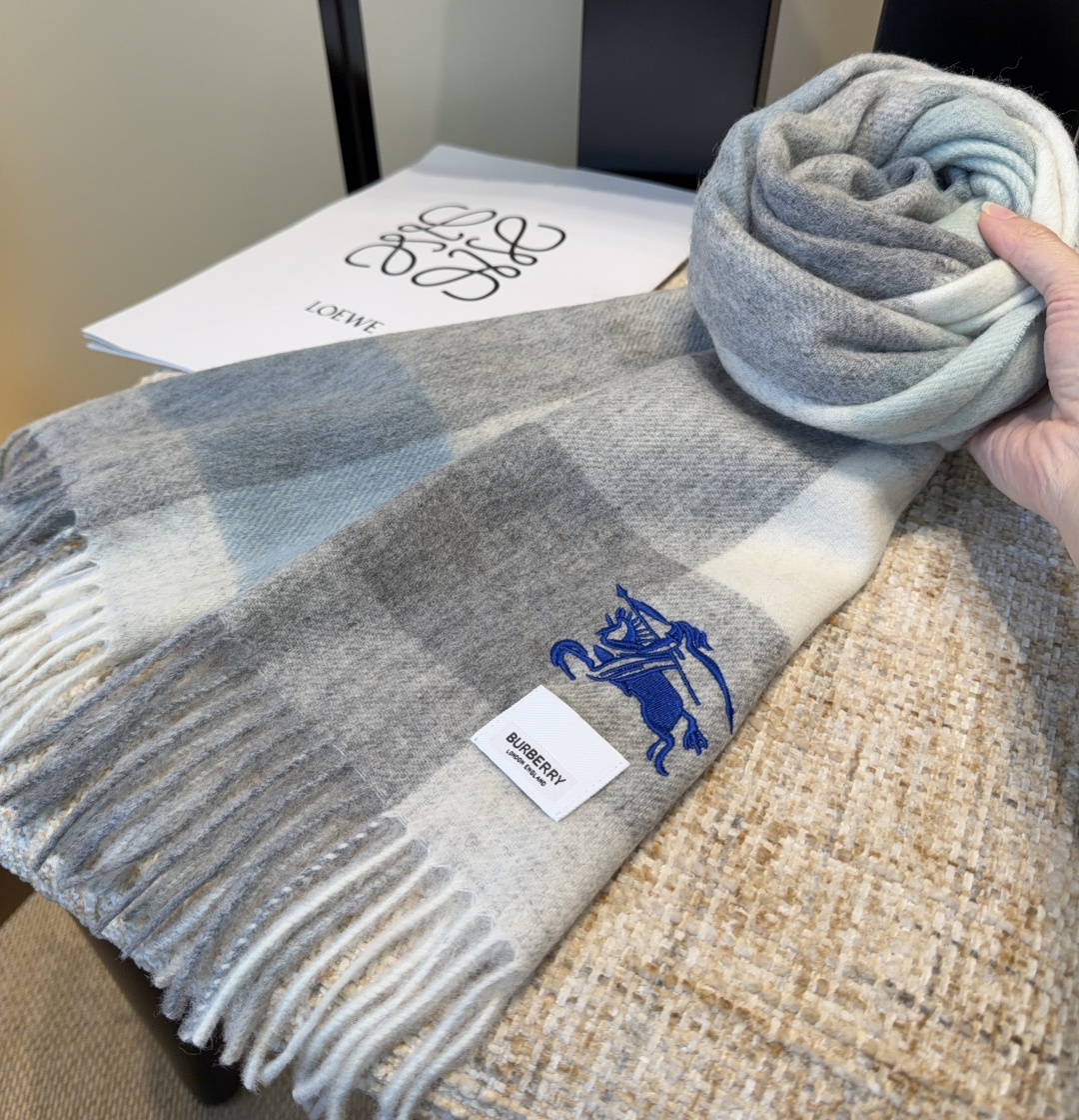 Burberry · 巴宝莉围巾❗️好看的要疯掉了，太有型太有魅力了❗️❗️非常斯文时尚的秋冬单品！真的
