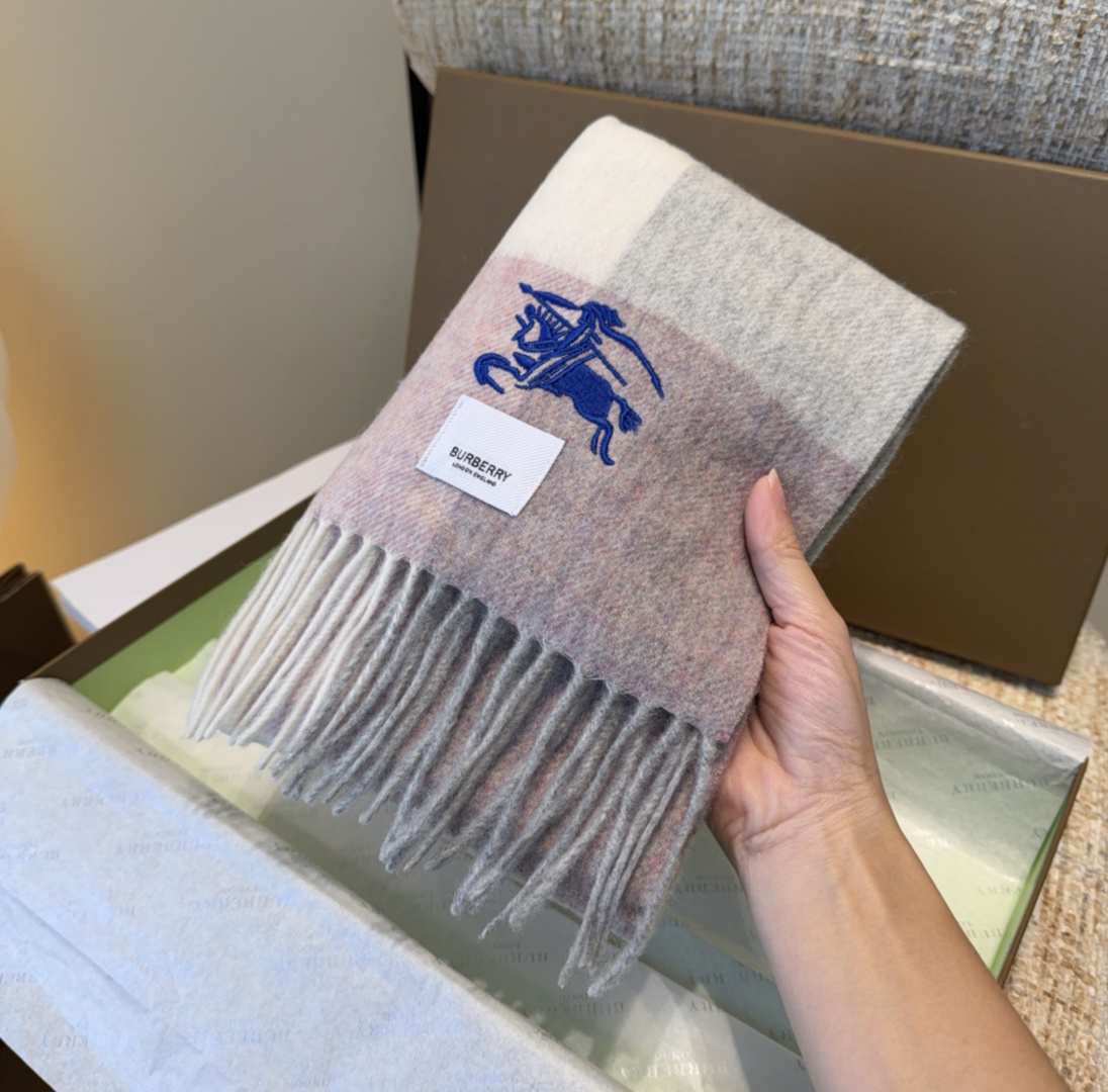 Burberry · 巴宝莉围巾❗️好看的要疯掉了，太有型太有魅力了❗️❗️非常斯文时尚的秋冬单品！真的