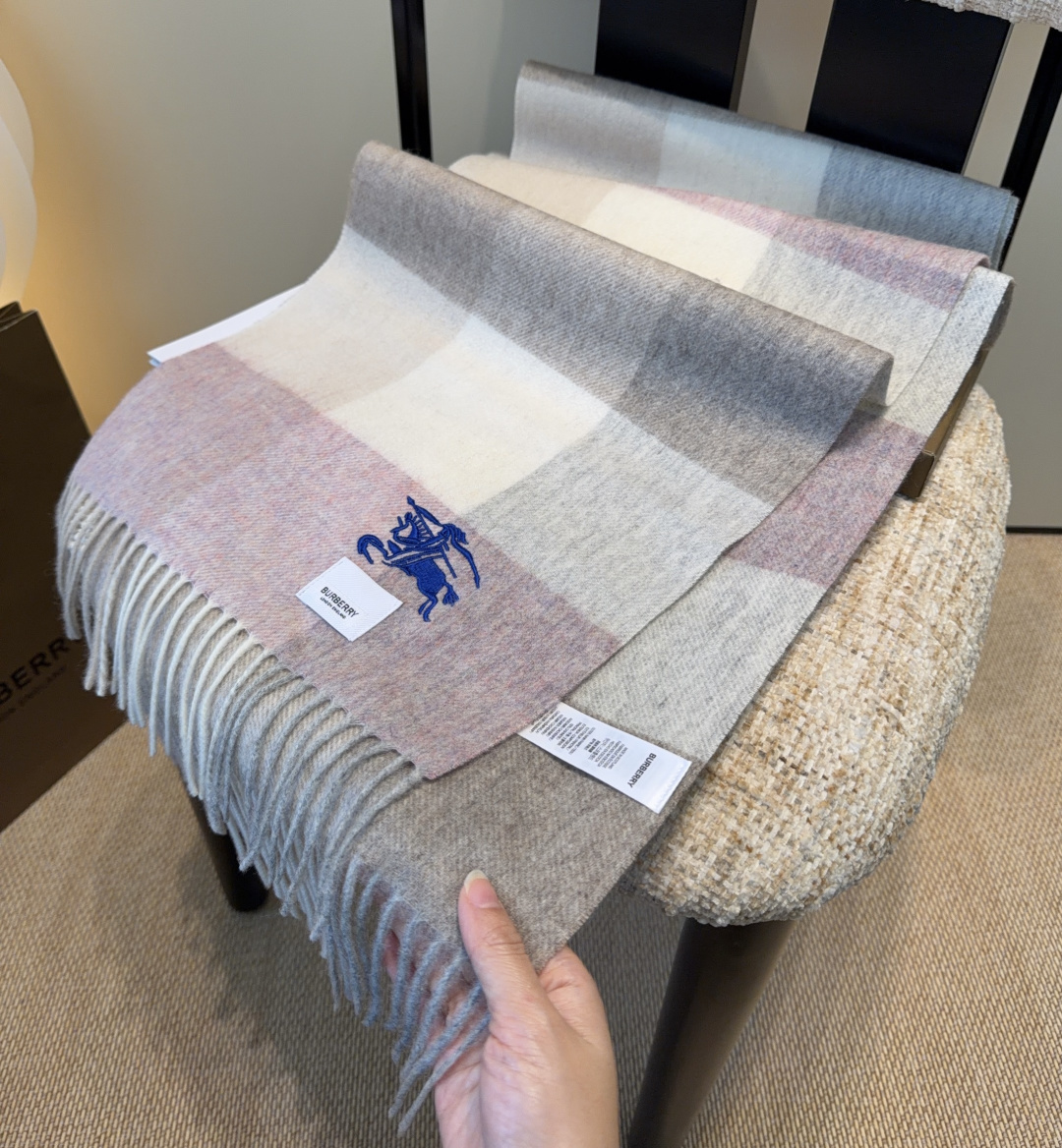 Burberry · 巴宝莉围巾❗️好看的要疯掉了，太有型太有魅力了❗️❗️非常斯文时尚的秋冬单品！真的