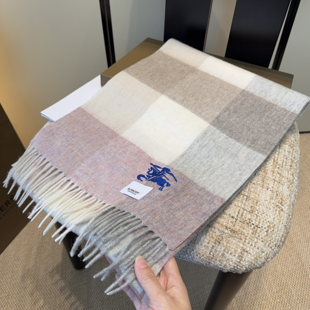 Burberry · 巴宝莉围巾❗️好看的要疯掉了，太有型太有魅力了❗️❗️非常斯文时尚的秋冬单品！真的