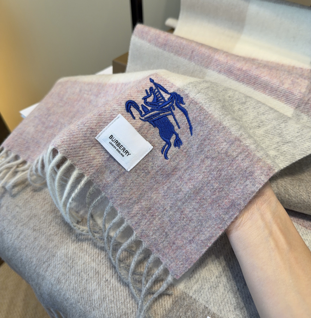 Burberry · 巴宝莉围巾❗️好看的要疯掉了，太有型太有魅力了❗️❗️非常斯文时尚的秋冬单品！真的