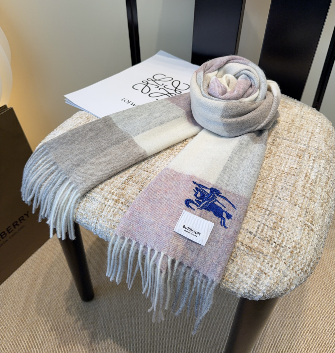 Burberry · 巴宝莉围巾❗️好看的要疯掉了，太有型太有魅力了❗️❗️非常斯文时尚的秋冬单品！真的