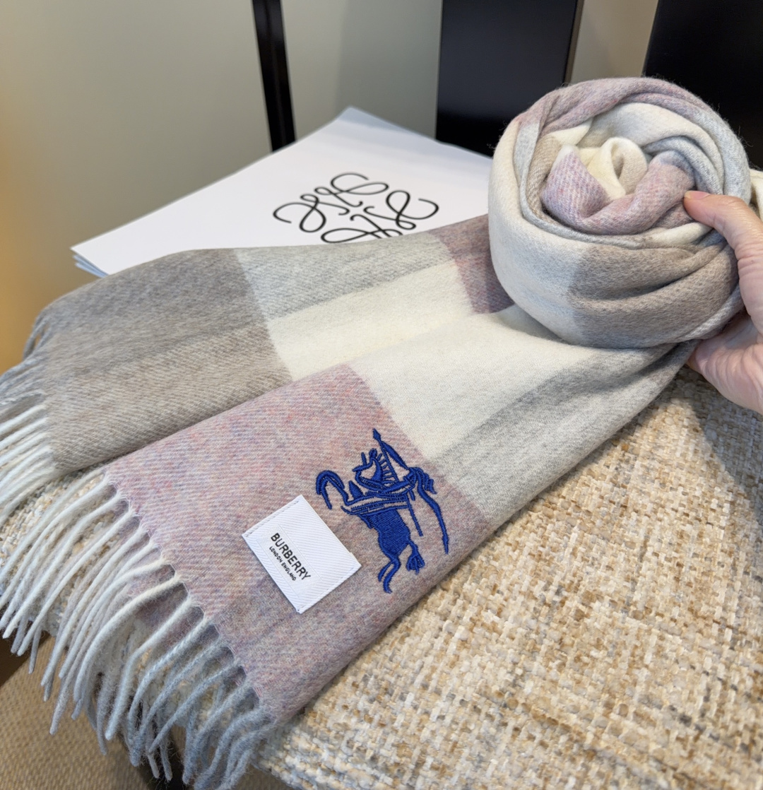Burberry · 巴宝莉围巾❗️好看的要疯掉了，太有型太有魅力了❗️❗️非常斯文时尚的秋冬单品！真的