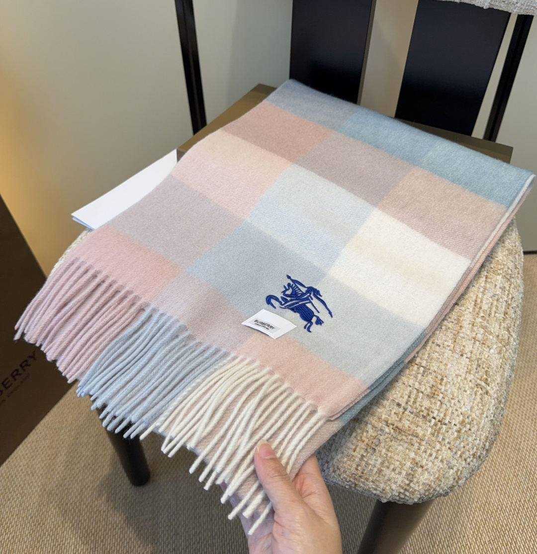 Burberry · 巴宝莉围巾❗️好看的要疯掉了，太有型太有魅力了❗️❗️非常斯文时尚的秋冬单品！真的