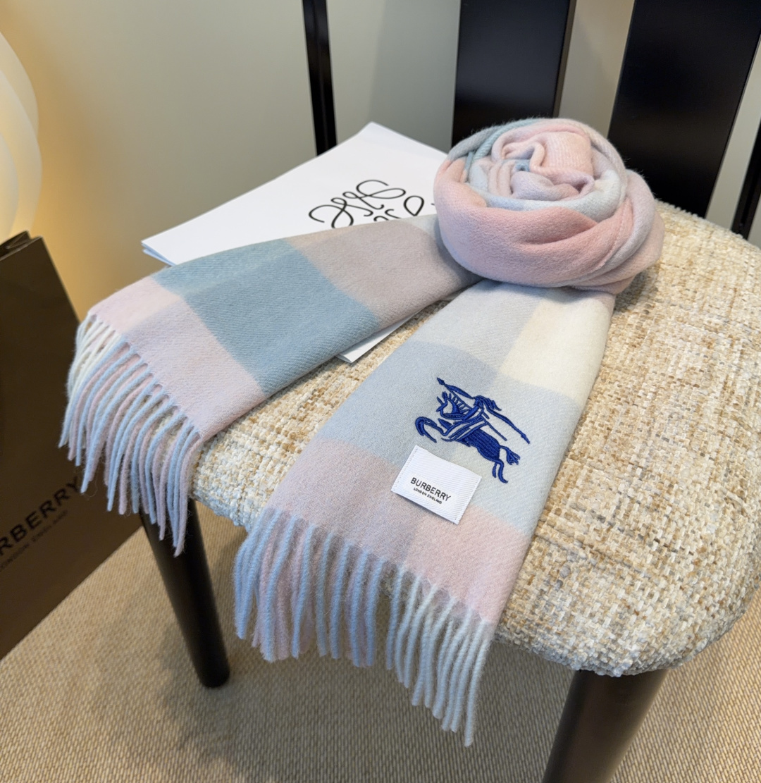 Burberry · 巴宝莉围巾❗️好看的要疯掉了，太有型太有魅力了❗️❗️非常斯文时尚的秋冬单品！真的