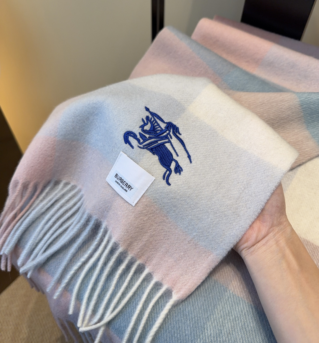 Burberry · 巴宝莉围巾❗️好看的要疯掉了，太有型太有魅力了❗️❗️非常斯文时尚的秋冬单品！真的