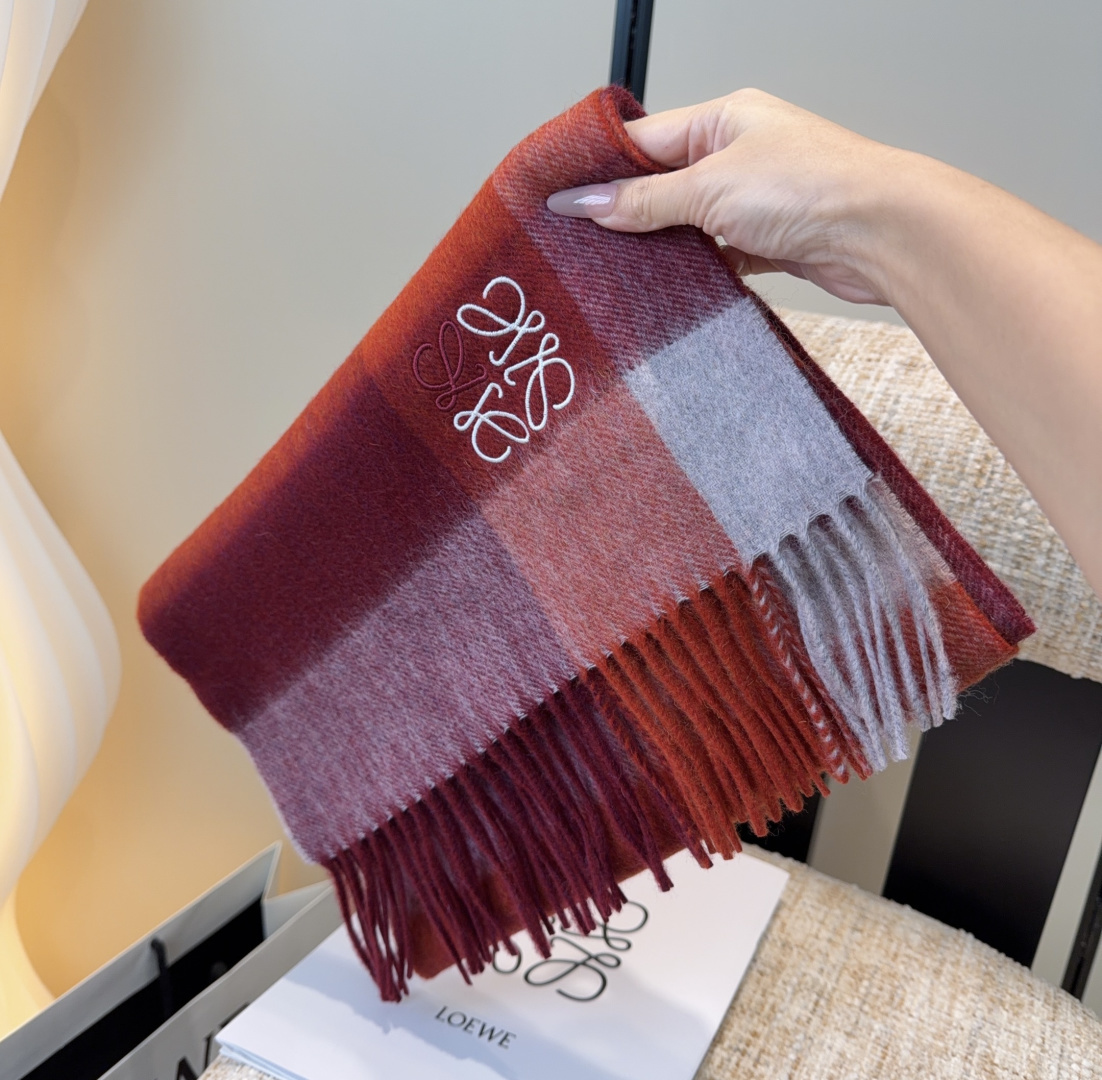 【▪Loewe · 罗意威难得一见的温柔配色，低调又不失优雅❗】重点推荐❗双面配色，一条围巾两种风格搭配