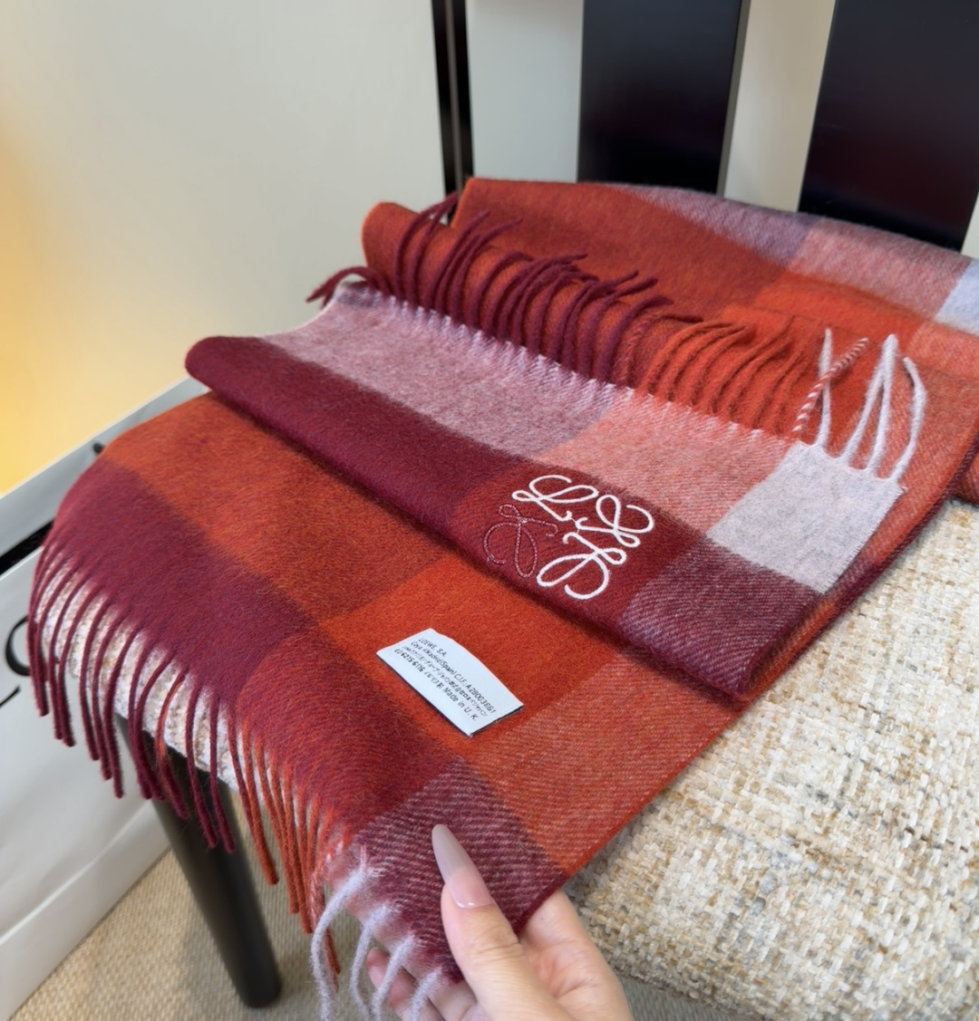 【▪Loewe · 罗意威难得一见的温柔配色，低调又不失优雅❗】重点推荐❗双面配色，一条围巾两种风格搭配