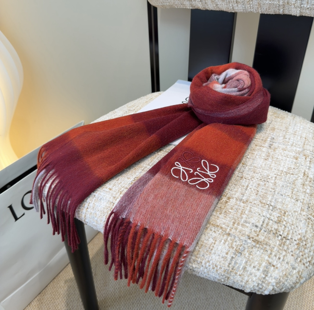 【▪Loewe · 罗意威难得一见的温柔配色，低调又不失优雅❗】重点推荐❗双面配色，一条围巾两种风格搭配