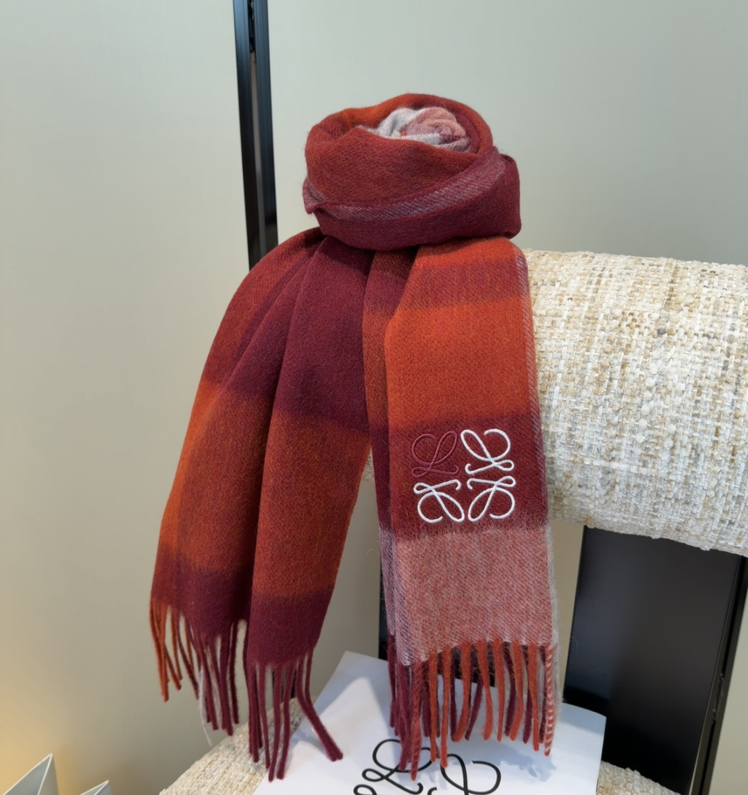 【▪Loewe · 罗意威难得一见的温柔配色，低调又不失优雅❗】重点推荐❗双面配色，一条围巾两种风格搭配