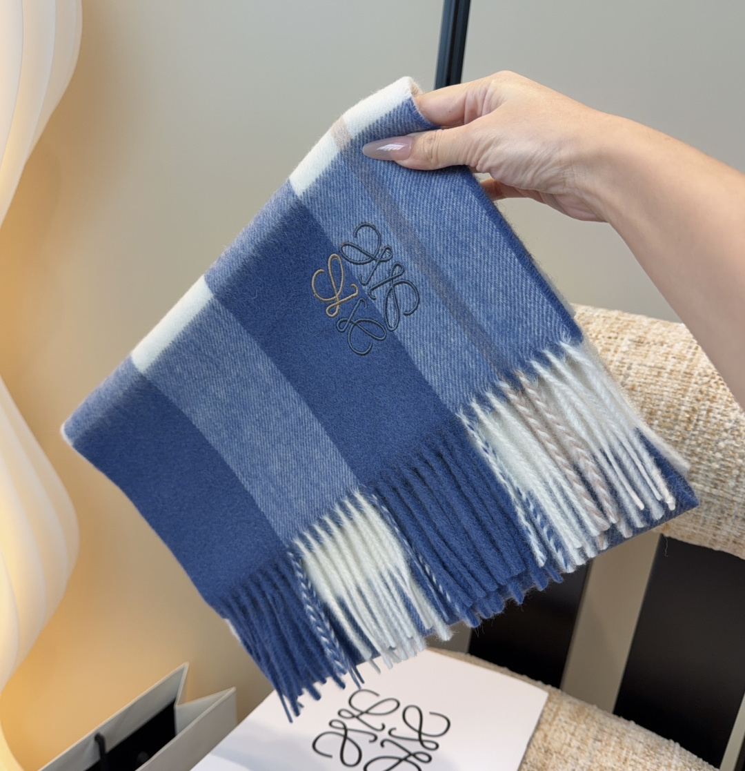 【▪Loewe · 罗意威难得一见的温柔配色，低调又不失优雅❗】重点推荐❗双面配色，一条围巾两种风格搭配