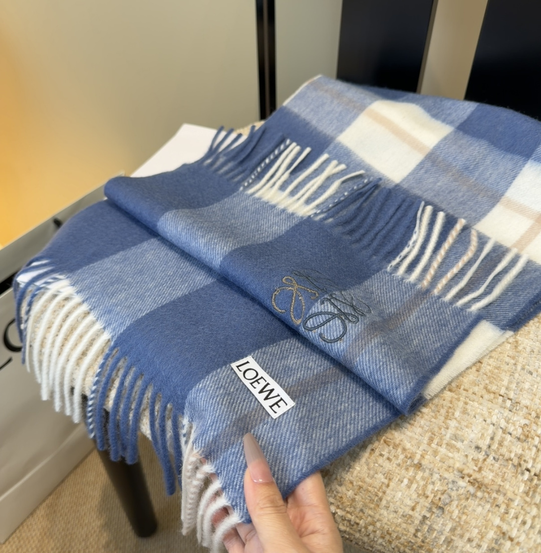 【▪Loewe · 罗意威难得一见的温柔配色，低调又不失优雅❗】重点推荐❗双面配色，一条围巾两种风格搭配