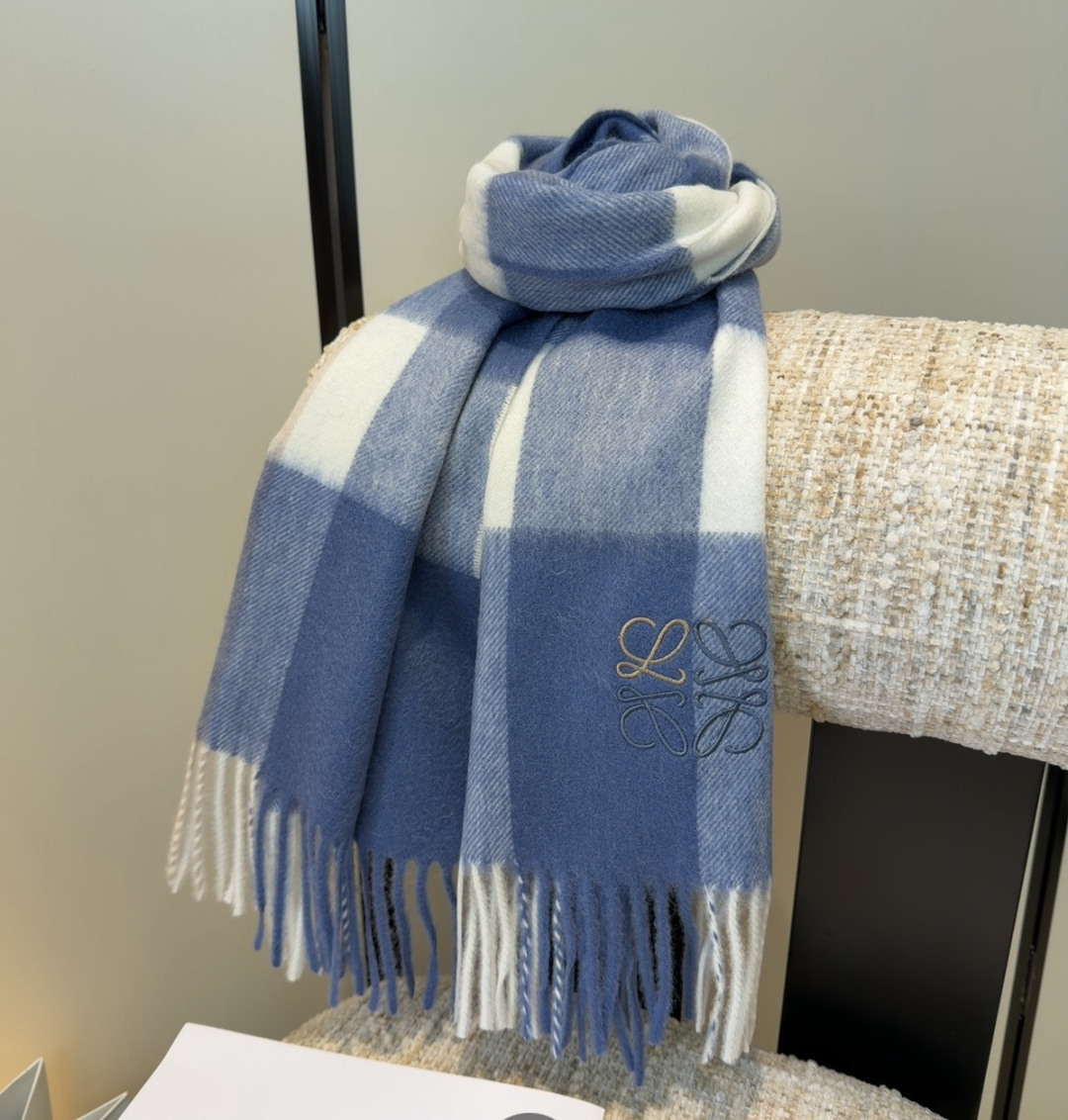 【▪Loewe · 罗意威难得一见的温柔配色，低调又不失优雅❗】重点推荐❗双面配色，一条围巾两种风格搭配