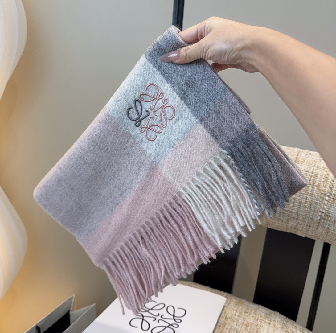 【▪Loewe · 罗意威难得一见的温柔配色，低调又不失优雅❗】重点推荐❗双面配色，一条围巾两种风格搭配