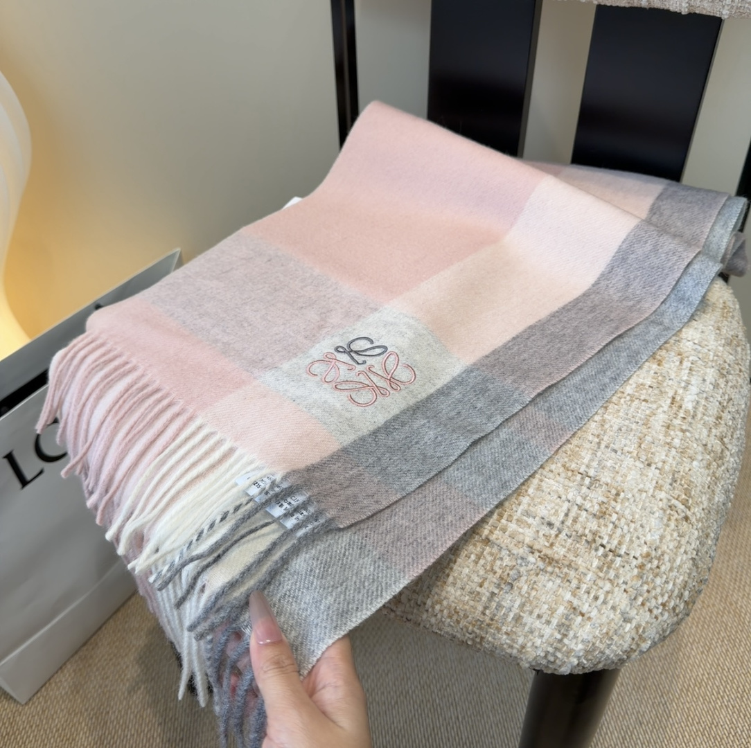 【▪Loewe · 罗意威难得一见的温柔配色，低调又不失优雅❗】重点推荐❗双面配色，一条围巾两种风格搭配