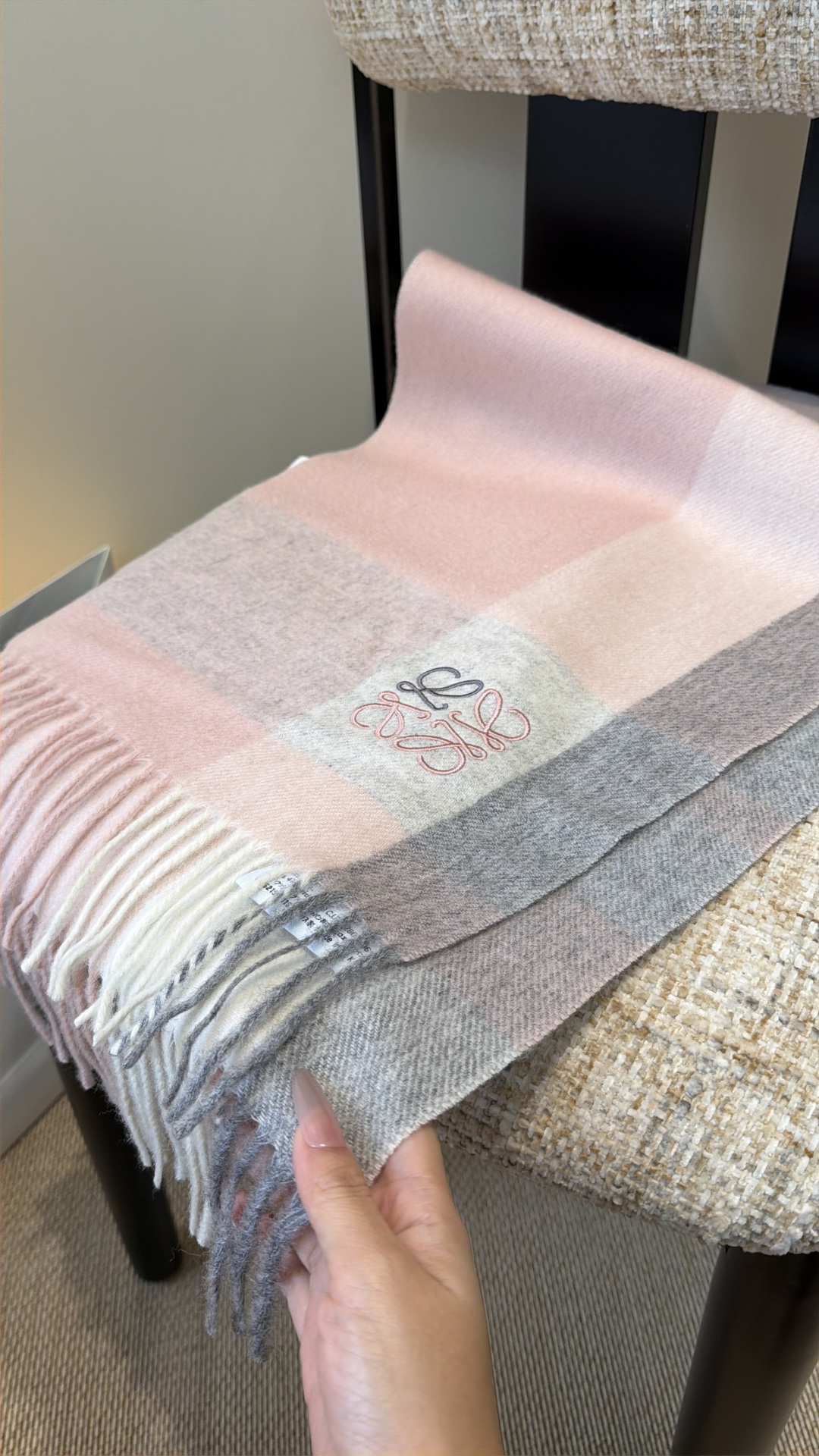 【▪Loewe · 罗意威难得一见的温柔配色，低调又不失优雅❗】重点推荐❗双面配色，一条围巾两种风格搭配