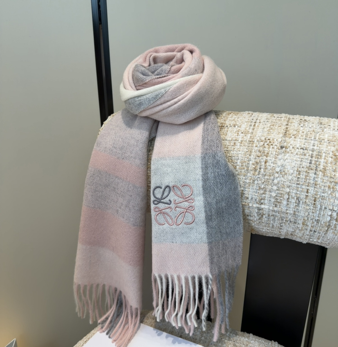 【▪Loewe · 罗意威难得一见的温柔配色，低调又不失优雅❗】重点推荐❗双面配色，一条围巾两种风格搭配