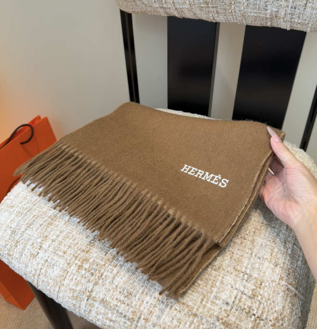 2025年Hermes · 爱马仕，难得一见的温柔配色，低调又不失优雅❗️】重点推荐❗️双边配色，一条围