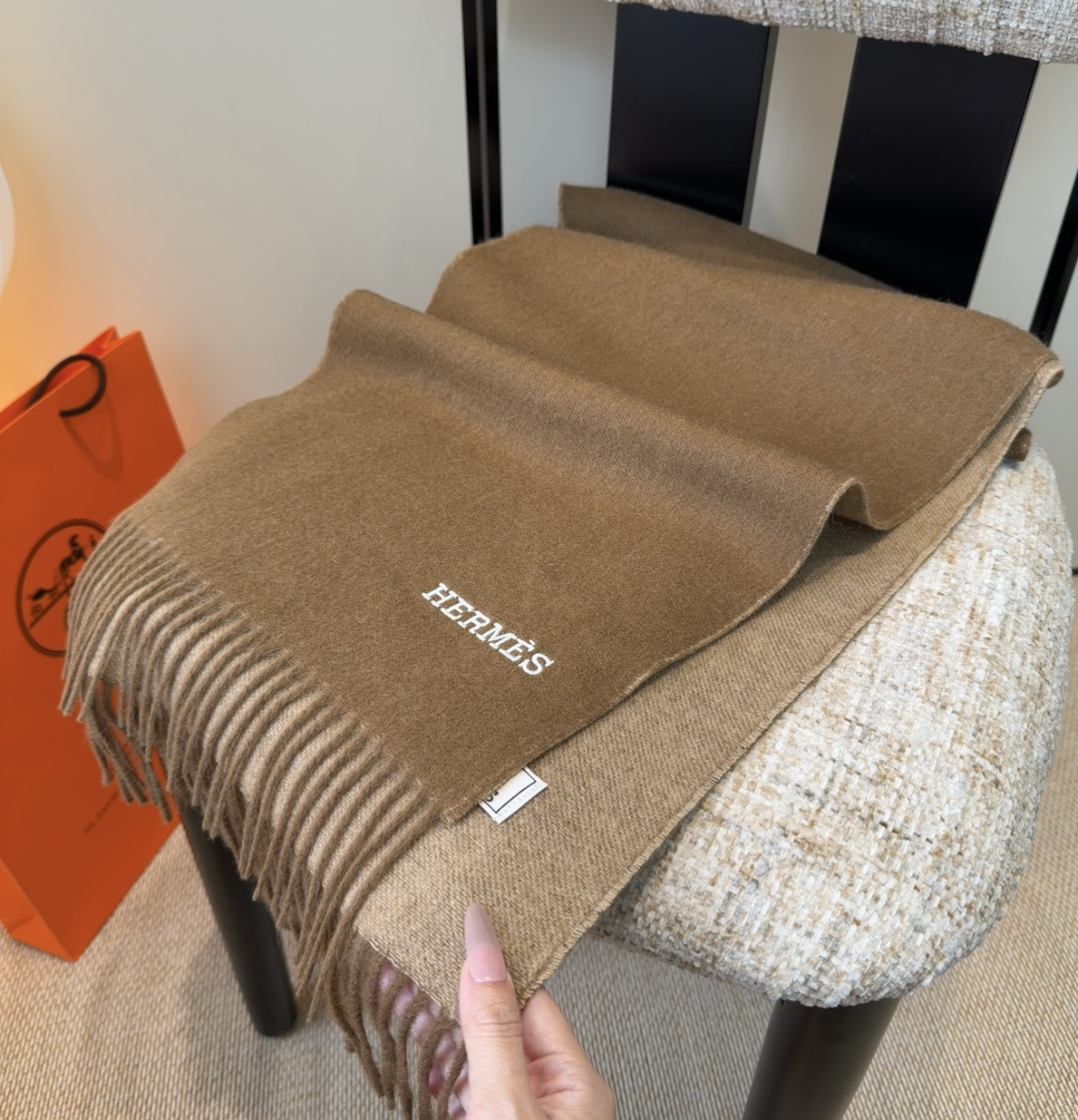 2025年Hermes · 爱马仕，难得一见的温柔配色，低调又不失优雅❗️】重点推荐❗️双边配色，一条围