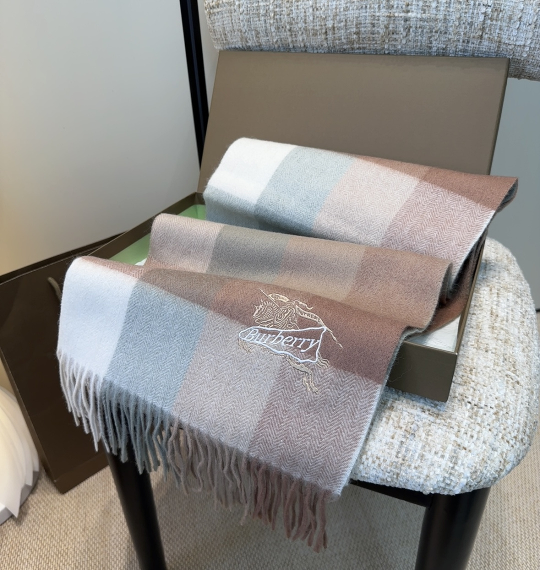 【▪️家属福利来了！！巴宝莉高端重磅男士围巾！】怒赞推荐，激动~！！下手绝对要快，同步专柜，最高端的男士