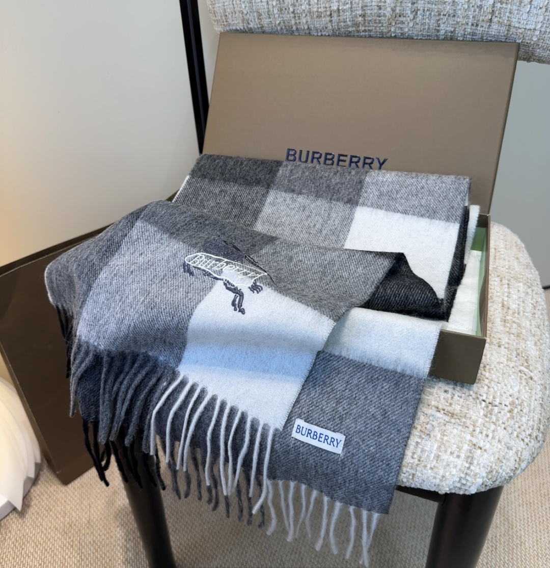 【▪️家属福利来了！！巴宝莉高端重磅男士围巾！】怒赞推荐，激动~！！下手绝对要快，同步专柜，最高端的男士