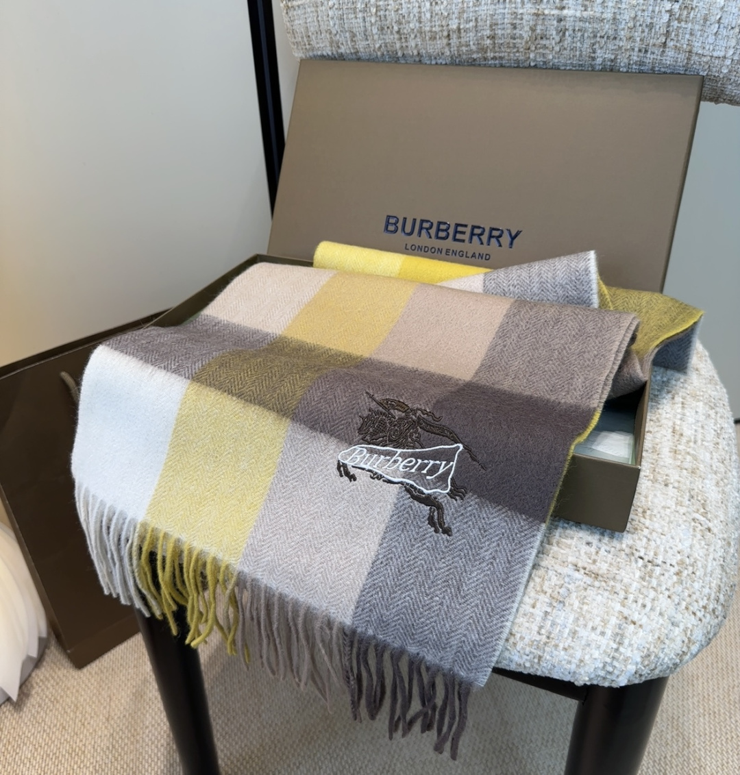 【▪️家属福利来了！！巴宝莉高端重磅男士围巾！】怒赞推荐，激动~！！下手绝对要快，同步专柜，最高端的男士