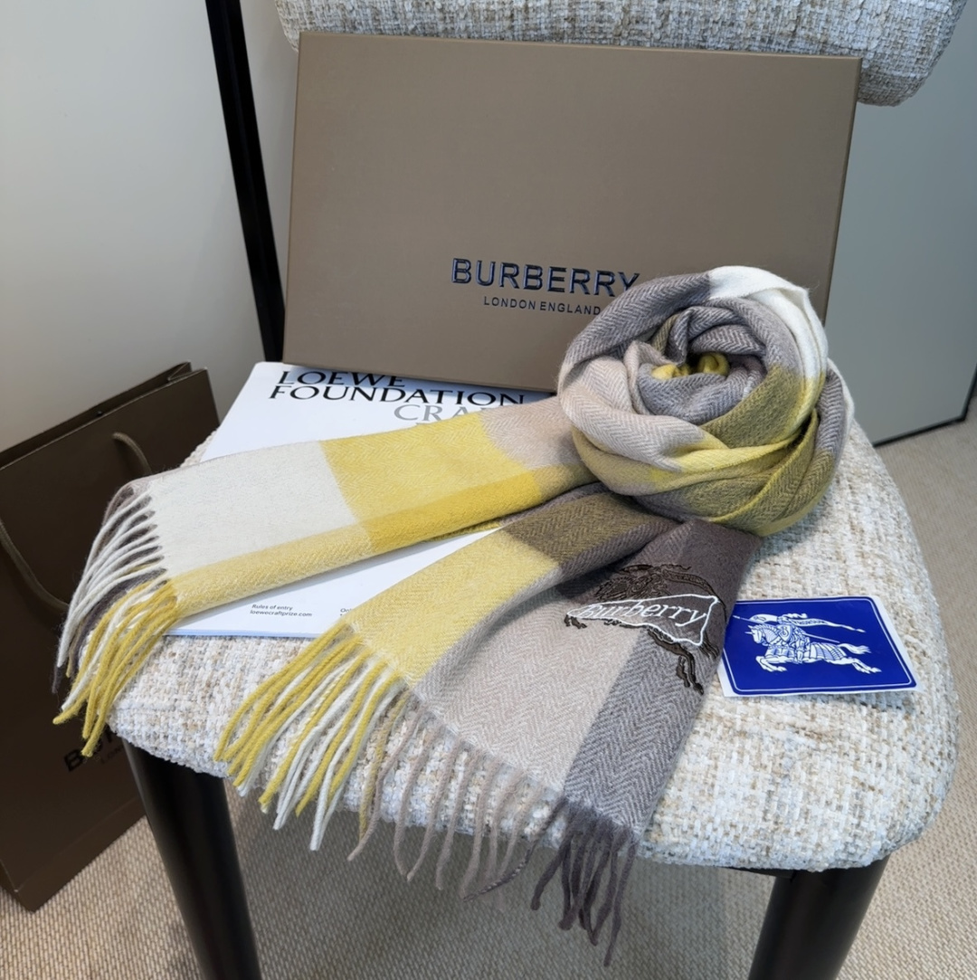 【▪️家属福利来了！！巴宝莉高端重磅男士围巾！】怒赞推荐，激动~！！下手绝对要快，同步专柜，最高端的男士