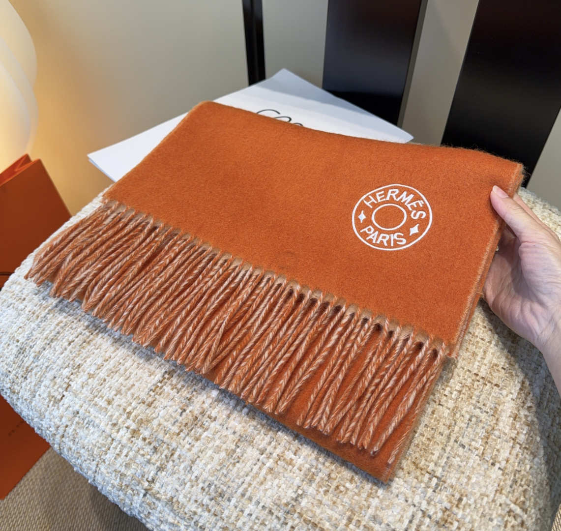 Hermes · 爱马仕，难得一见的温柔配色，低调又不失优雅❗️】重点推荐❗️双边配色，一条围巾两种风格