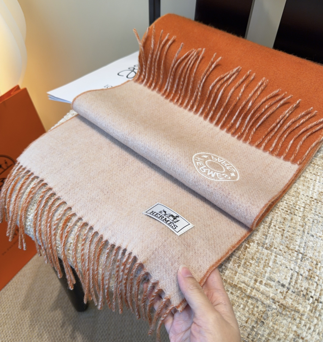 Hermes · 爱马仕，难得一见的温柔配色，低调又不失优雅❗️】重点推荐❗️双边配色，一条围巾两种风格