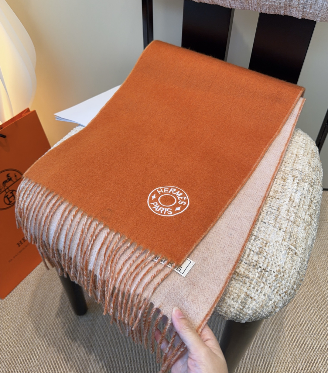 Hermes · 爱马仕，难得一见的温柔配色，低调又不失优雅❗️】重点推荐❗️双边配色，一条围巾两种风格