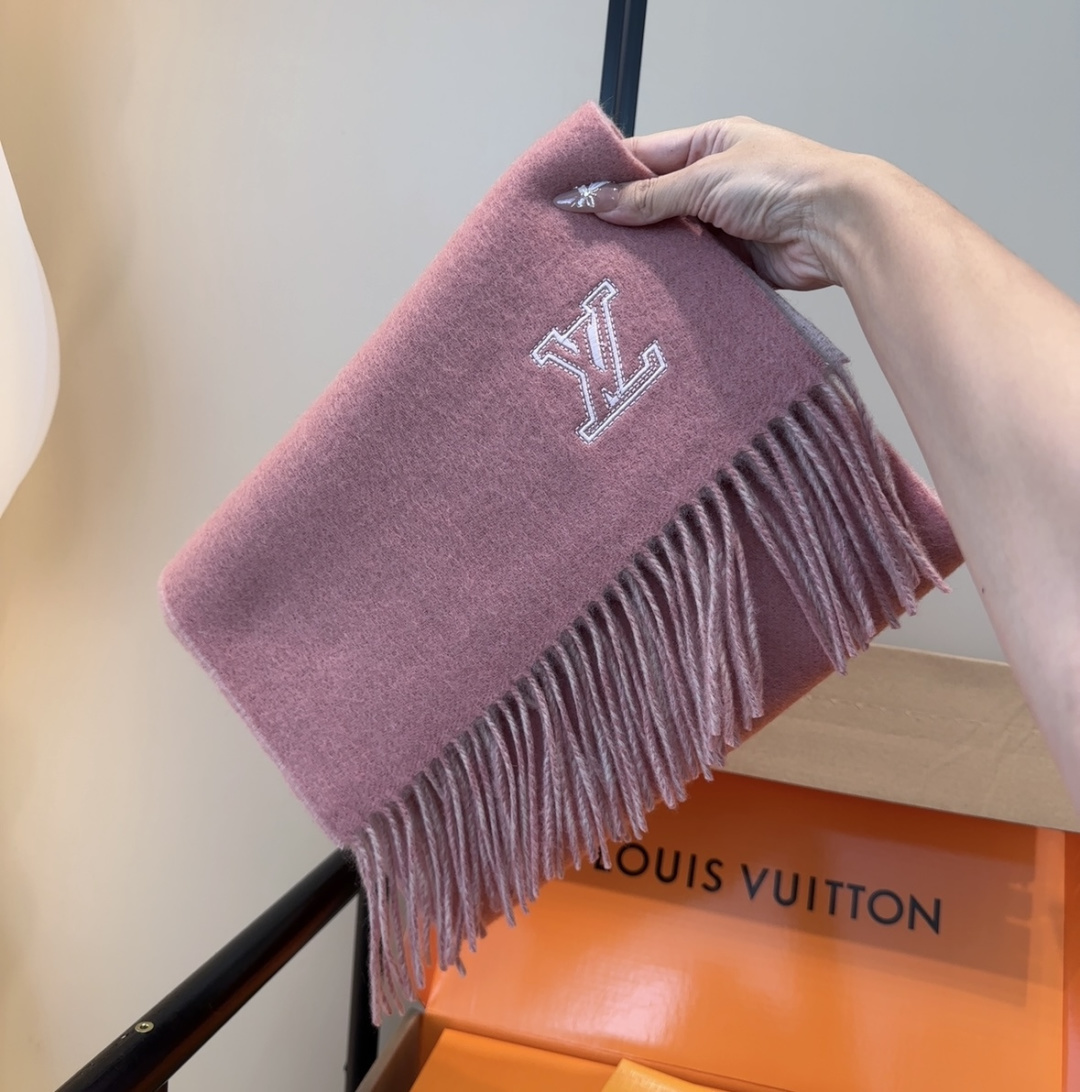 Lv围巾❗️好看的要疯掉了，太有型太有魅力了❗️❗️非常斯文时尚的秋冬单品！真的很喜欢，非常Classi