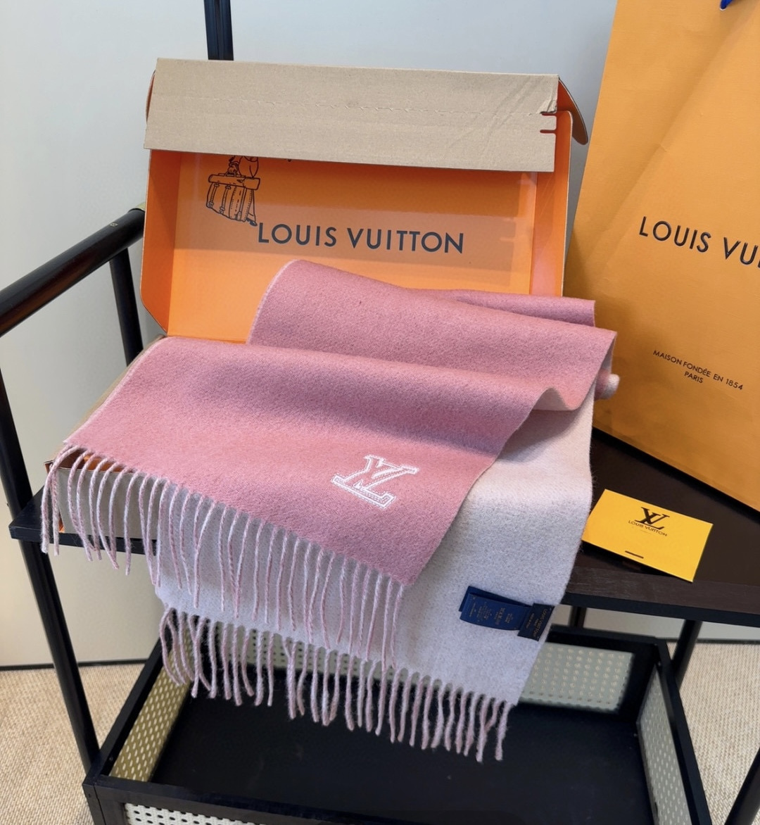Lv围巾❗️好看的要疯掉了，太有型太有魅力了❗️❗️非常斯文时尚的秋冬单品！真的很喜欢，非常Classi