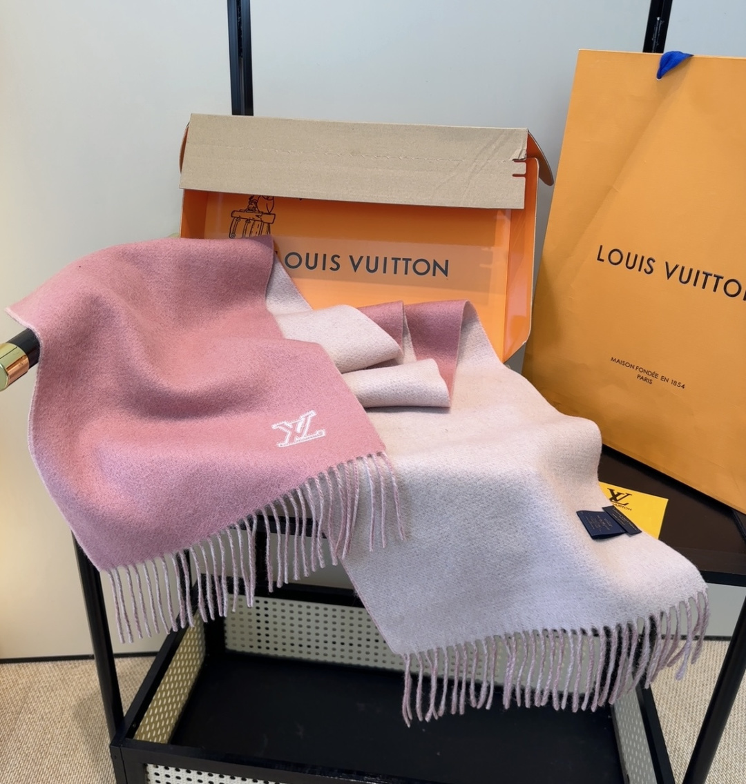 Lv围巾❗️好看的要疯掉了，太有型太有魅力了❗️❗️非常斯文时尚的秋冬单品！真的很喜欢，非常Classi