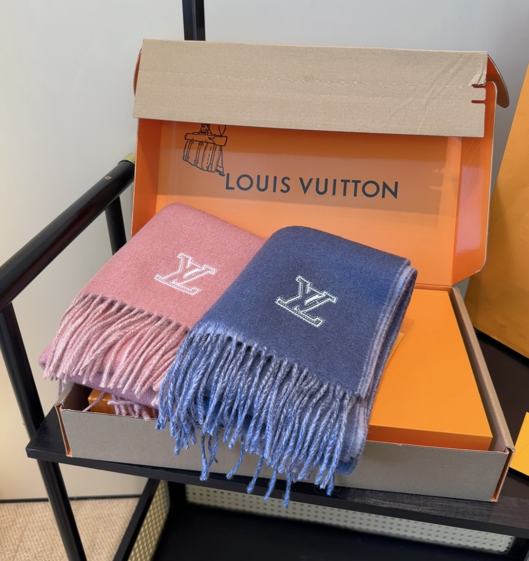 Lv围巾❗️好看的要疯掉了，太有型太有魅力了❗️❗️非常斯文时尚的秋冬单品！真的很喜欢，非常Classi